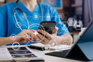 Sağlık hizmetleri iş dünyası grafik verileri ve büyümesi, tıbbi muayene ve doktor tablet ekranda tıbbi rapor ağ bağlantısını analiz ediyor.