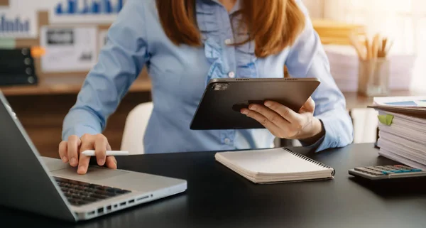 Bizneswoman Pracująca Tabletem Szerokim Pustym Ekranem Laptopem Biurze — Zdjęcie stockowe