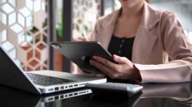 Dijital tablet kullanan kadının kısmi görünümü 