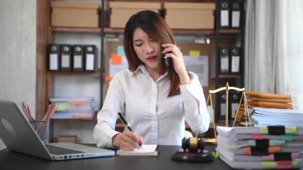 Mujer Asiática Trabajando Mesa Con Ordenador Portátil Hablando Por Teléfono — Vídeos de Stock