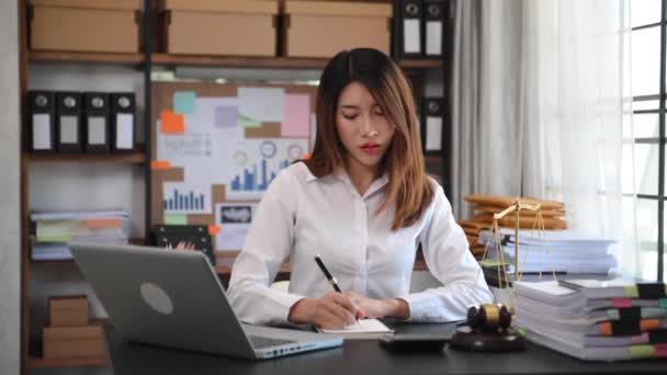 컴퓨터와 노트북을 가지고 책상에서 일하는 아시아 컨설턴트 변호사 — 비디오