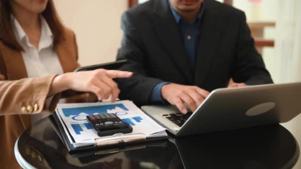 Profesjonalni Pracownicy Biurowi Przy Stole Przy Użyciu Laptopa Tabletu Kalkulatora — Wideo stockowe