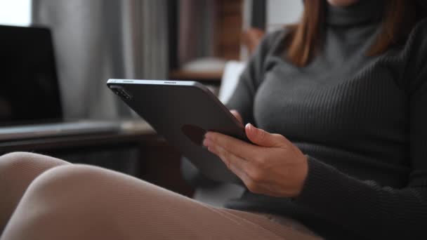 Visão Parcial Mulher Usando Tablet Digital Tela Rolagem — Vídeo de Stock