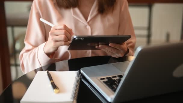 Visão Parcial Mulher Usando Tablet Digital Mesa Com Laptop Caneta — Vídeo de Stock