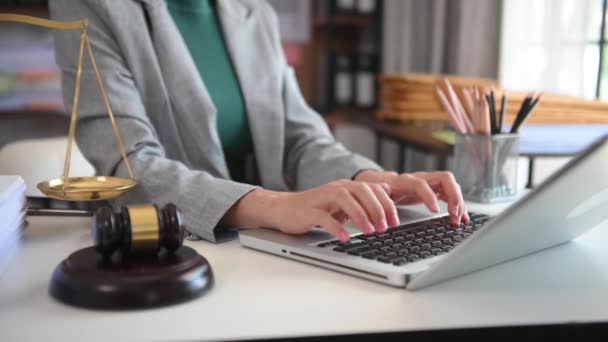 Częściowy Widok Kobiety Prawniczki Przy Stole Biurowym Piszącej Klawiaturze Laptopa — Wideo stockowe