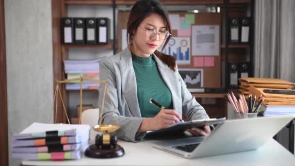 Азійська Жінка Яка Працює Столом Ноутбуком Писання Ручкою Папері Папкою — стокове відео