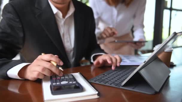 Pejabat Bisnis Meja Menggunakan Tablet Dan Kalkulator Untuk Menghitung Keuangan — Stok Video