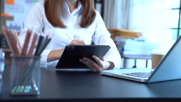 Vista Parcial Mujer Mesa Usando Tableta Digital — Vídeos de Stock