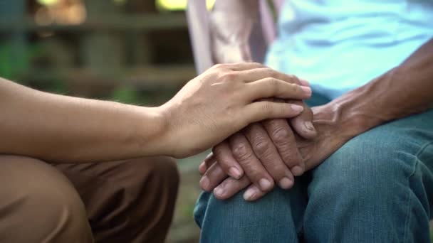Ludzka Pomoc Wsparcie Ludzie Trzymający Się Ręce Starsza Osoba Pomarszczona — Wideo stockowe