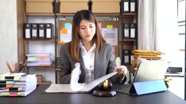弁護士フォルダ内の紙の文書を扱うアジアの女性 — ストック動画