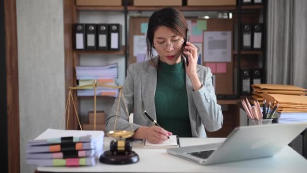 Advogado Mulher Asiática Trabalhando Mesa Falando Celular Escrevendo Notas — Vídeo de Stock