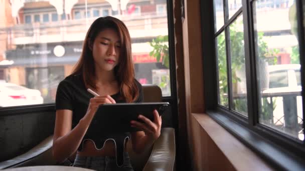 Азійка Працює Столом Кафе Допомогою Цифрового Планшета — стокове відео