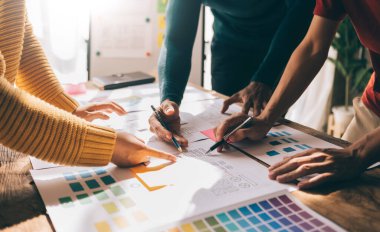 UI müteahhitlerinin projelerini dizüstü bilgisayar, akıllı telefon ve dijital tablet ile beyin fırtınası yaparken görüntülerini kapatın. Yaratıcı dijital geliştirme ajansı