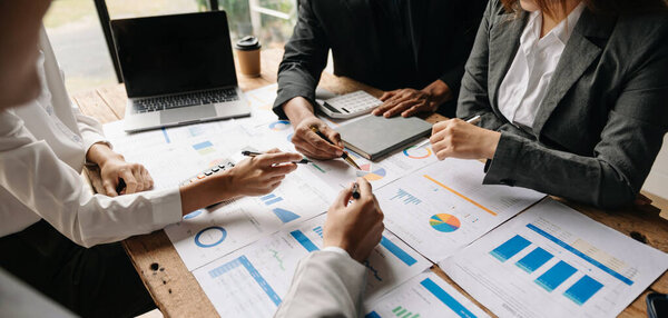 Концепция отдела стратегического анализа бизнес-людей. написание заметок о липких заметках и ноутбуке. Стратегии планирования и мозгового штурма коллег в офисе