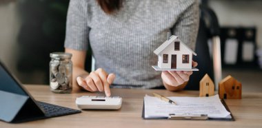 Ev almayı, gayrimenkule yatırım yapmayı düşünüyorum. Komisyoncu bir satış anlaşması imzalar. Ajan, kira sözleşmesi, ofiste başarılı bir anlaşma.