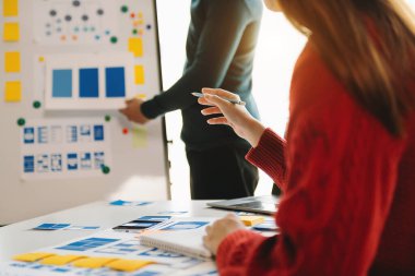 UI müteahhitlerinin projelerini dizüstü bilgisayar, akıllı telefon ve dijital tablet ile beyin fırtınası yaparken görüntülerini kapatın. Yaratıcı dijital geliştirme ajansı