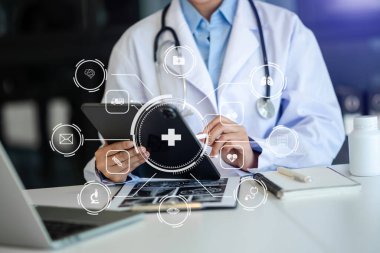 Tıp teknolojisi konsepti, zeki doktor eli modern dizüstü bilgisayarla takım sanal ikon diyagramı ile çalışıyor.