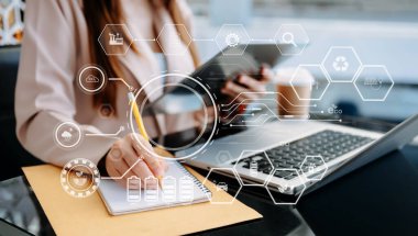 Sanal tablet bilgisayarda çalışan iş kadını, simgelerle CO2 kavramını azaltmaya çalışıyor. Orman yeşili fabrika geri dönüşümü ve sıfır karbondioksit emisyonu kavramı gibi küresel ısınma. ve yeşil iş konsepti.