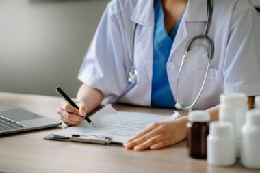 Tıbbi teknoloji konsepti. Doktor cep telefonu, steteskop ve dijital tablet dizüstü bilgisayarla sabah saatlerinde modern hastanede çalışıyor.