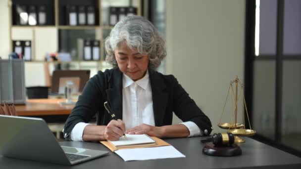 Asian Senior Woman Lawyer Working Gavel Tablet Laptop Front Advice — Vídeo de stock