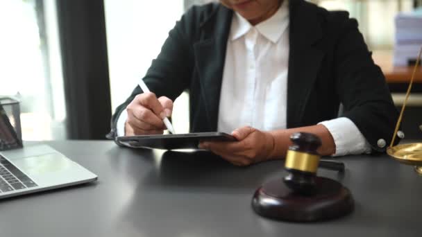 Justice Law Concept Woman Judge Courtroom Gavel Working Digital Tablet — Αρχείο Βίντεο