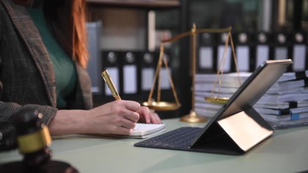 Justice Law Concept Woman Judge Courtroom Gavel Working Digital Tablet — ストック動画