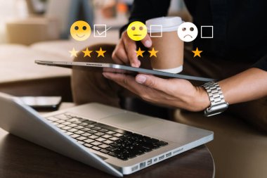 Müşteri hizmetleri değerlendirme konsepti. İş adamı, ofisteki tablette sanal ekranda gülümseme gösterisine basıyor.