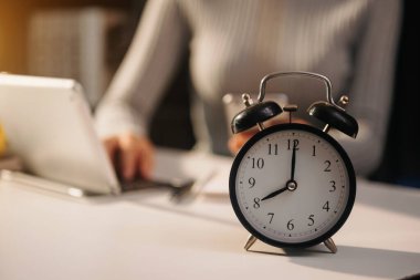 Teslim tarihi, dizüstü bilgisayarı olan genç bir kadının konsept yakın çekimi.