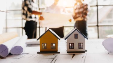 Mimarlarla aynı masada ölçekli modellerin çekimleri. İki mimar ofiste mimari model oluşturuyorlar. Yeni binalar oluşturmak için.