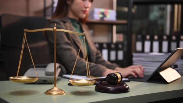 Justice Law Concept Female Judge Courtroom Gavel Working Digital Tablet — ストック動画