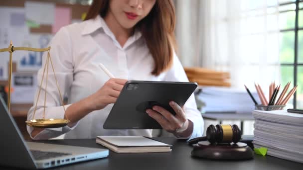 Justice Law Concept Female Judge Courtroom Gavel Working Digital Tablet — Stockvideo