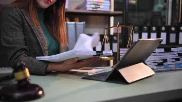 Justice Law Concept Female Judge Courtroom Gavel Working Digital Tablet — Vídeo de Stock