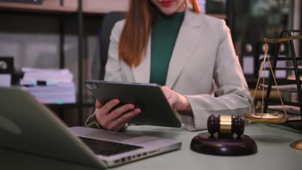 Justice Law Concept Female Judge Courtroom Gavel Working Digital Tablet — Vídeos de Stock