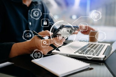 Sıfır güven güvenlik konsepti, iş adamı telefon ve dizüstü bilgisayar kullanıyor ve sanal Data şirketlerinin ekranında sıfır güven simgesi var.