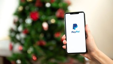  Chiang Mai Thailand.DEC 12, 2022: PayPal 1998 'de kurulan en büyük elektronik para operatörü. PayPal en popüler ulaşım yolu ve ödeme interneti gönderme 