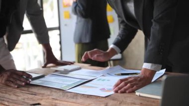 İş Adamları Strateji Planlama, Analiz Ofisi Konsepti. Meslektaşların Beyin Fırtınası Stratejileri