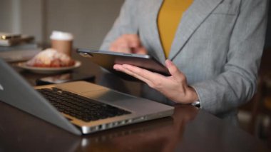 İşadamı masasında akıllı telefon ve laptop kullanıyor.  