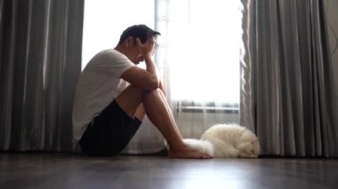 Depresyon, endişe ve kedi ile oturan adam 