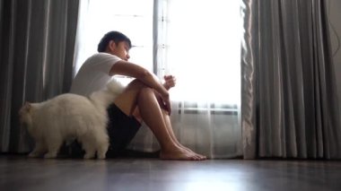 Depresyon, endişe ve kedi ile oturan adam 
