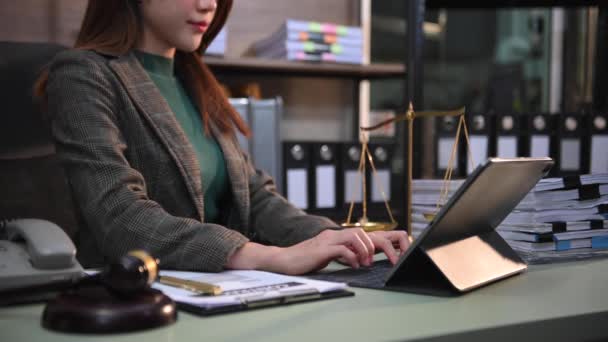 正義と法の概念 アジアの女性弁護士はデジタルタブレットコンピュータを使って法廷で働いています — ストック動画