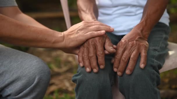 Händerna Den Gamle Mannen Och Kvinna Bakgrunden — Stockvideo