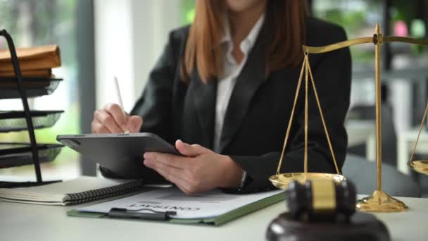Justice Law Concept Female Judge Courtroom Gavel Working Digital Tablet — Stockvideo