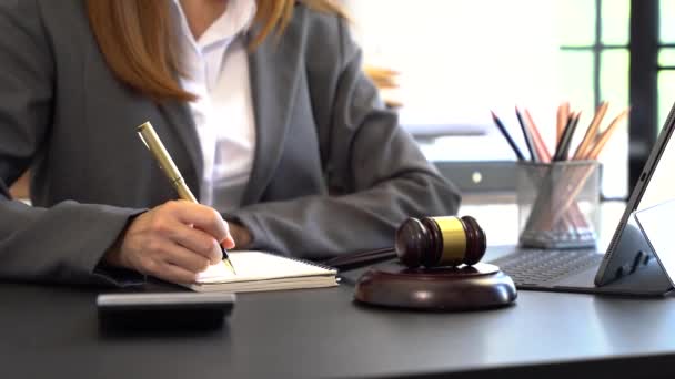 司法と法律の概念 木製のテーブルの上に法廷で女性裁判官が書く — ストック動画