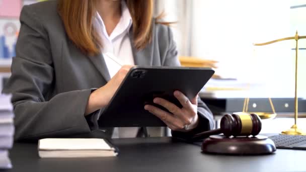 Justiça Direito Concept Female Juiz Tribunal Trabalhando Com Computador Tablet — Vídeo de Stock