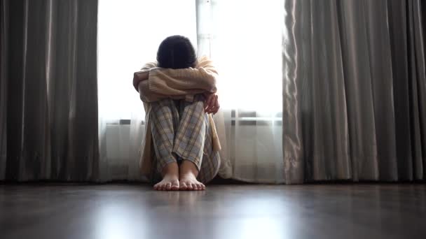Mulher Senta Com Depressão Ansiedade Casa — Vídeo de Stock
