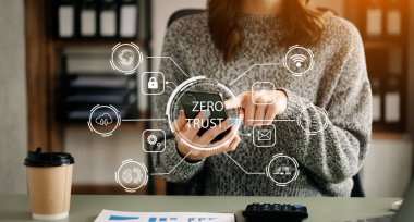 Sıfır güven güvenlik konsepti, iş kadınının sanal ekranda sıfır güven simgesi ile telefon kullanması.