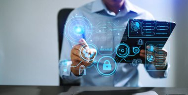 Siber güvenlik veri koruması, Tablet pc üzerinde çalışan İşadamı, İstihbarat dijital tableti küresel ağ bağlantısı veri bilimi dijital pazarlama, modern ofise yatırım küresel