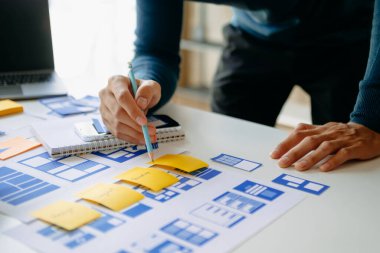 UX grafik tasarımcısı web akıllı telefonu için prototip geliştirme uygulaması planlaması. Yaratıcı dijital geliştirme ajansı. Ofiste.