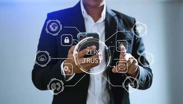 Sıfır güven güvenlik konsepti, iş adamı sanal veri şirketlerinin ekranında sıfır güven simgesi ile telefon kullanıyor