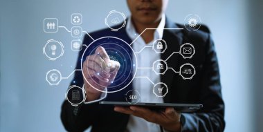 Sanal ekranda dijital pazarlama ortamı ile tablet üzerinde çalışan işadamı